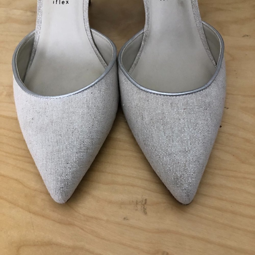 ANNE KLEIN Rita Heels Women's size 9 Silver Pointed Toe - Picture 2 of 2